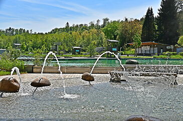 Das Foto zeigt das Kindernaturbecken im Waldseebad mit Wassersprudlern.