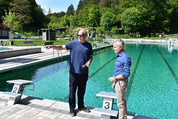 Das Foto zeigt GF Jörg Zimmer mit einem Mitarbeiter bei den letzten Vorbereitungen für die Saison 2026 im Waldseebad.
